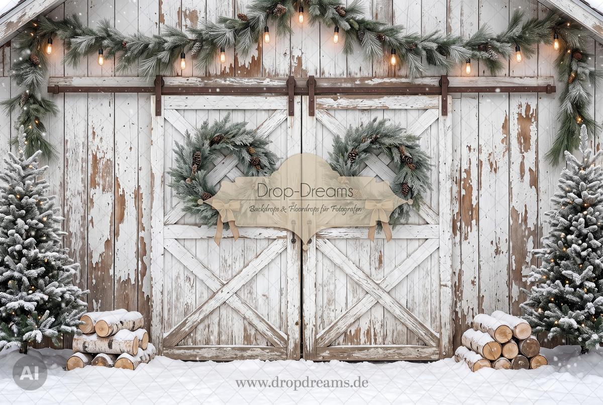 Weihnachts-Backdrop Christmas Barn mit Scheunenfassade, Tannenkränzen und Edison-Lichterkette in Weiß und Natur von Drop-Dreams